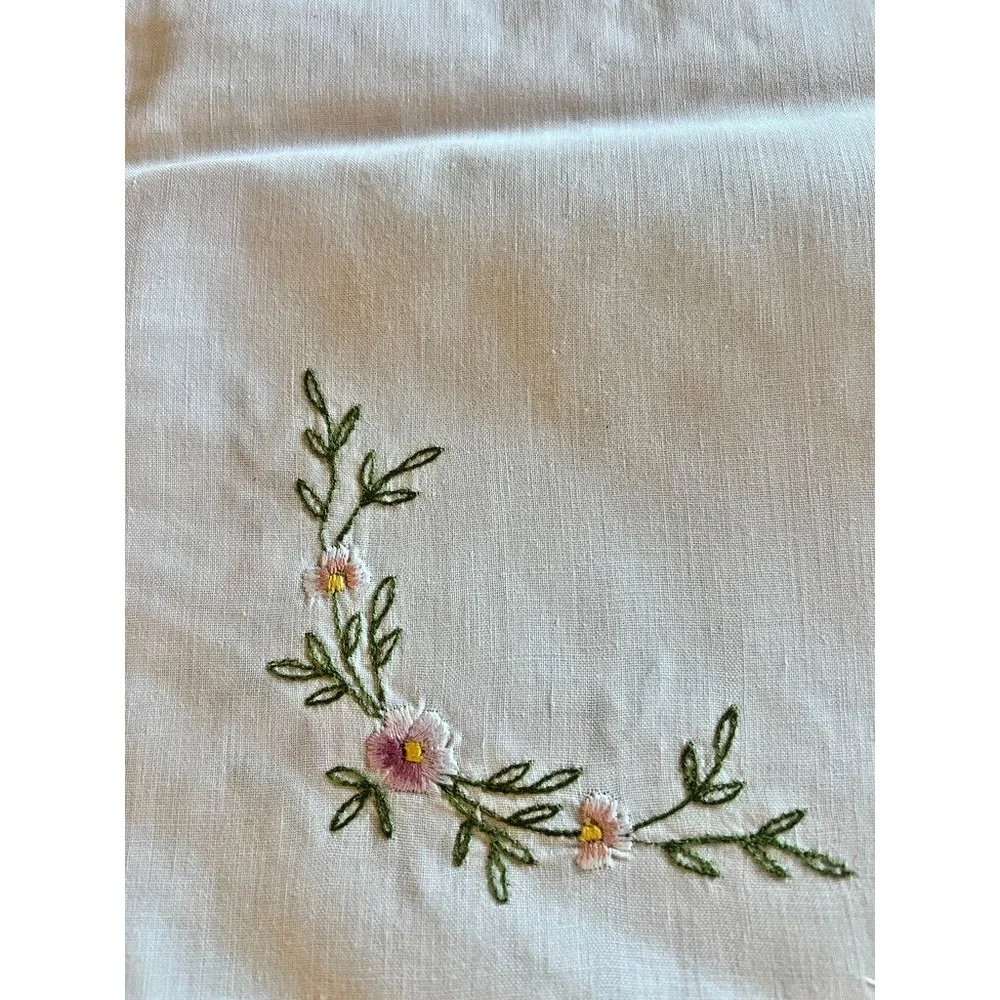 Vintage Embroidered Small‎ Tablecloth & 4 Napkins Set Floral Crisp White Cottage